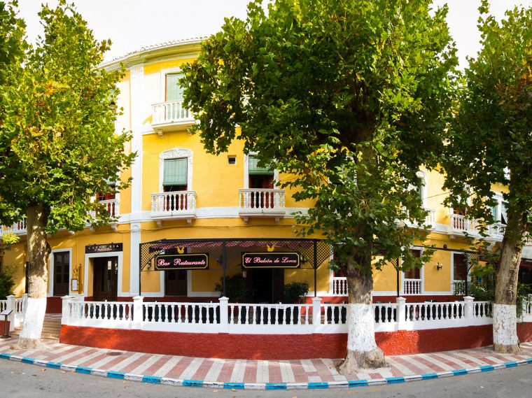 Fachada del hotel España en la Alpujarra